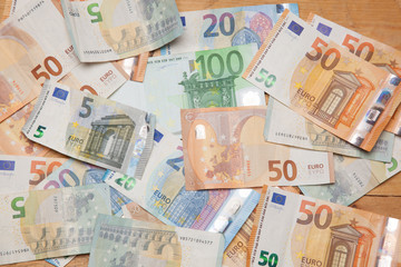 Billetes de 50 euros, de 20 euros, de 5 euros, de 100 euros, dinero necesario para ir al mercado y comprar cosas cotidianas, dinero para hacer negocios, dinero para la empresa, los bancos, las hipotec