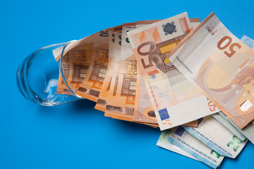 Billetes de 50 euros, de 20 euros, de 5 euros, de 100 euros, dinero necesario para ir al mercado y...