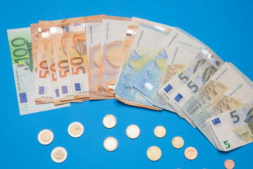 Billetes de 50 euros, de 20 euros, de 5 euros, de 100 euros, dinero necesario para ir al mercado y...