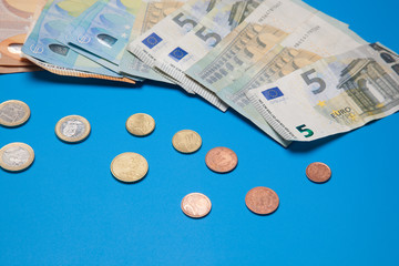 Billetes de 50 euros, de 20 euros, de 5 euros, de 100 euros, dinero necesario para ir al mercado y...