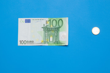 Billetes de 50 euros, de 20 euros, de 5 euros, de 100 euros, dinero necesario para ir al mercado y...
