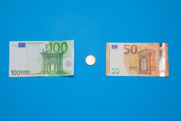 Billetes de 50 euros, de 20 euros, de 5 euros, de 100 euros, dinero necesario para ir al mercado y...