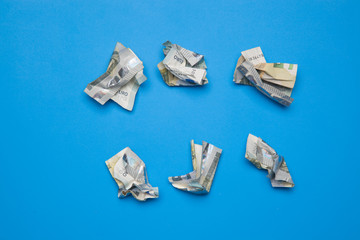 Billetes de dinero arrugado, billetes de cinco euros. Dinero caducado