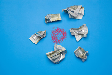 Billetes de dinero arrugado, billetes de cinco euros. Dinero caducado