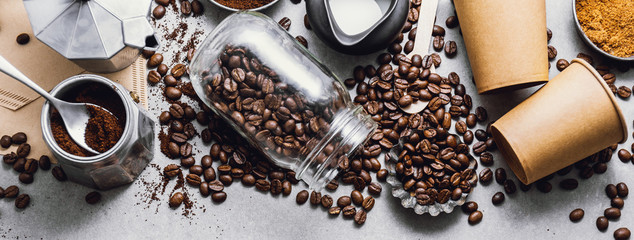 Zutaten für die Kaffeezubereitung flach liegen