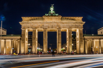Obraz premium BERLIN, GERMANY - SEPTEMBER 6, 2017: Dusk at the Brandenburger Tor (Brandenburg Gate) in Berlin, Germany