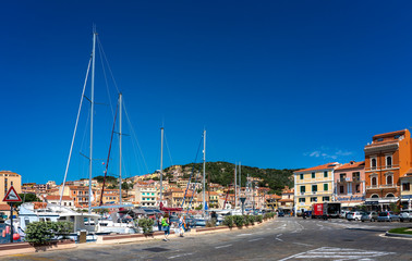 Fototapeta na wymiar im Hafen der Insel La Maddalena in Sardinien