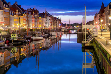 Fototapeta premium Copenhagen. Nyhavn Canal, colorful houses and city embankment at sunrise.