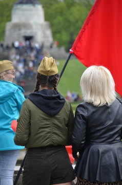 Russische Frauen zum Gedenken am Sowjetischen Ehrenmal in Berlin