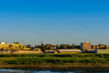 Obraz premium Different vessels near the bank of the Nile river in Luxor, Egypt.