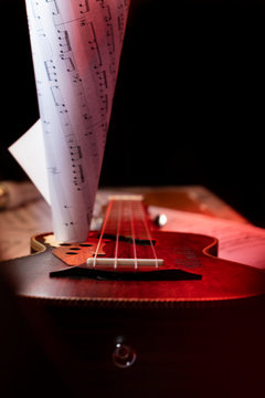 ukulele sobre un fondo de partituras 