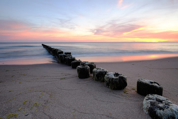 Wschód słońca na wybrzeżu Morza Bałtyckiego,Kołobrzeg,Polska.