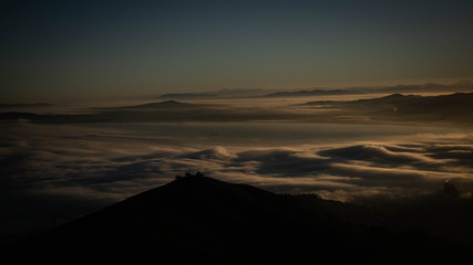 Fototapeta na wymiar Cape Town au levé de soleil dans les nuages