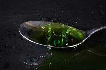 スプーン上のウオータークラウン