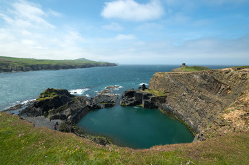 Küste bei Abereiddy mit blauer Lagune, Wales