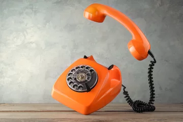 Fotobehang Vintage oranje telefoon - zweef over de tafel © olegkruglyak3