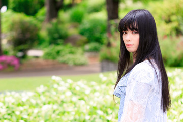 Fototapeta premium 花畑を散歩する女性