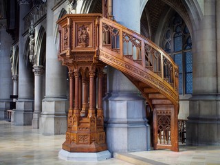 Holzkanzel - Pfarrer verkündet das Wort Gottes