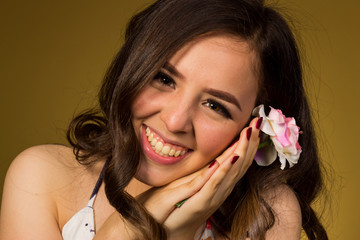 Chica dulce en estudio amarillo expresión facial emociones, linda en vestido y jeans