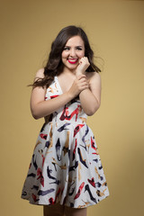 Chica dulce en estudio amarillo expresión facial emociones, linda en vestido y jeans