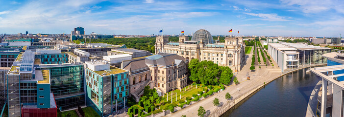 Luftaufnahme des Reichstags im Sommertag, Berlin © Alexey Fedorenko
