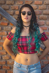 Chica en shorts cortos de jeans mezclilla con cabello ombre top de cuadros rojos sexy linda urbana