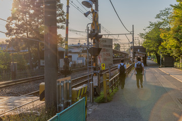 学生の帰宅風景　夕景