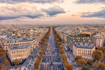 Avenue des Champs-Elysées à Paris au coucher du soleil