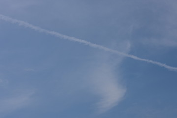Fototapeta na wymiar 福岡空港の飛行機雲