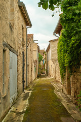 Fototapeta na wymiar Ruelle pittoresque de village 