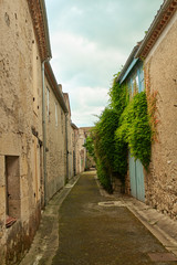Fototapeta na wymiar Ruelle pittoresque de village