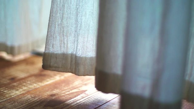 風に揺れるカーテン