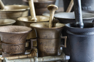 Kolekcja starych żeliwnych moździerzy.