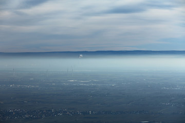 Windräder unter einer Nebeldecke und Wolkendecke