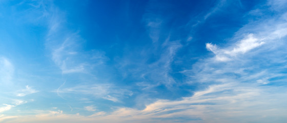 blauwe lucht met mooie wolken