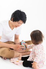 Obraz na płótnie Canvas おもちゃで遊ぶ子供と父親