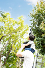 子供を肩車する父親