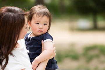 子供を抱き上げる母親