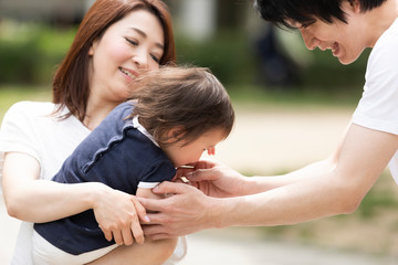 子供を抱っこする母親と父親