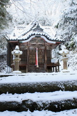 積雪した滋賀県彦根市にある長寿院の境内にある奥の院