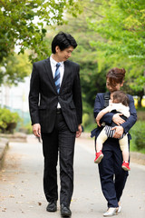 子供の送り迎えをする両親