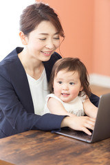 リビングで仕事をする母親