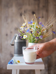 Fraun mit einem Glas Milch in der Hand, ländliches Motiv, Frühstück, Weidemilch