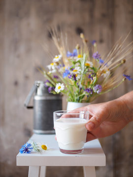 Fraun mit einem Glas Milch in der Hand, l&auml;ndliches Motiv, Fr&uuml;hst&uuml;ck, Weidemilch