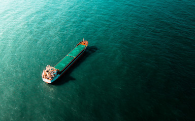 Photo au drone d'un bateau sur la mer