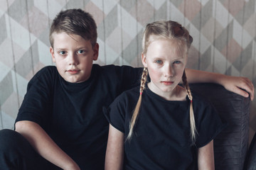 Boy and girl sitting next to each other and look into each other's eyes