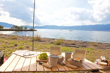 海辺でおしゃれピクニックランチ