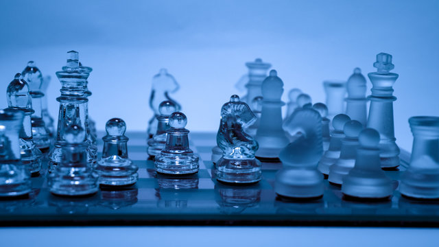 Tabuleiro De Xadrez Com Fundo Branco, Foco No Lado Branco Foto de Stock -  Imagem de xadrez, cavaleiro: 126430902