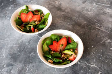 Vitamin salad with spinach with avocado and strawberries, walnuts and pumpkin seeds.