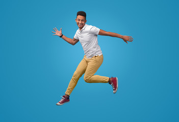 Obraz premium Funny black guy leaping up and smiling